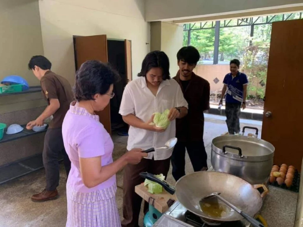 มทร. ธัญบุรีตั้งโรงครัวลูกบัวสวรรค์ช่วยนักศึกษาที่ขาดแคลนทุนทรัพย์ใช้ปรุงอาหารฟรี