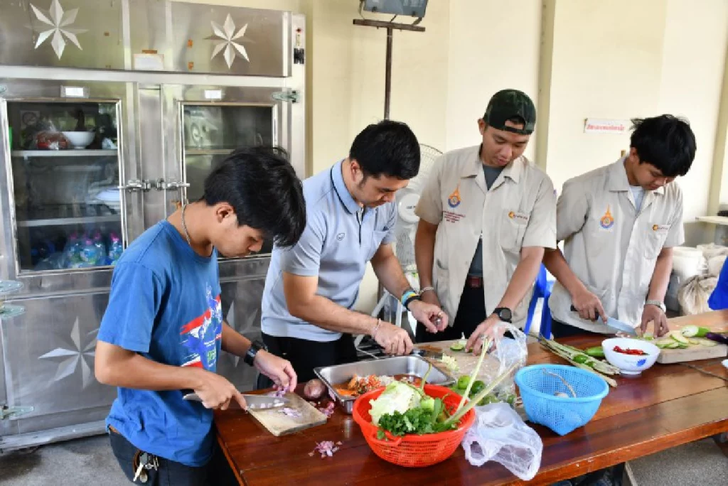 มทร. ธัญบุรีตั้งโรงครัวลูกบัวสวรรค์ช่วยนักศึกษาที่ขาดแคลนทุนทรัพย์ใช้ปรุงอาหารฟรี